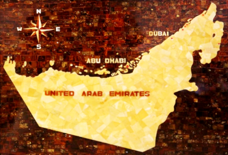 باستخدام الكهرمان الطبيعي ..  فنان بولندي يبدع خريطة الإمارات