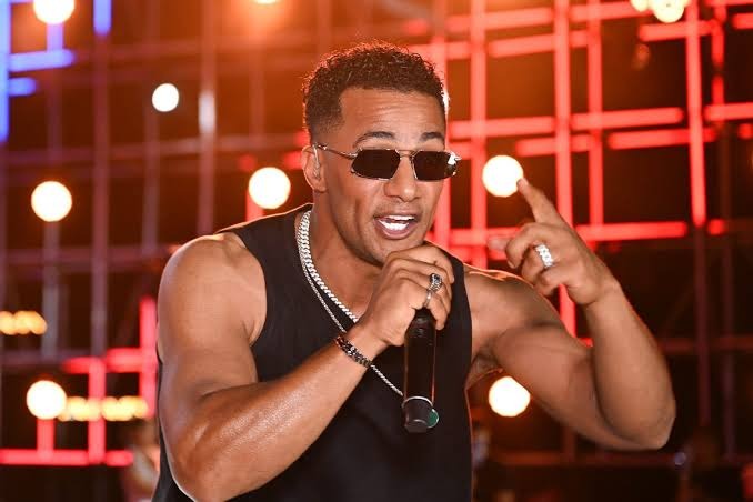 محمد رمضان بقميص البرازيل يستعرض مهاراته في كرة القدم قبل "روك إن ريو" (فيديو)