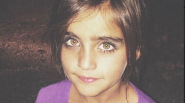 بالصور ..  بائعة التين العراقية التي سحرت الإنترنت بعيونها الخضراء