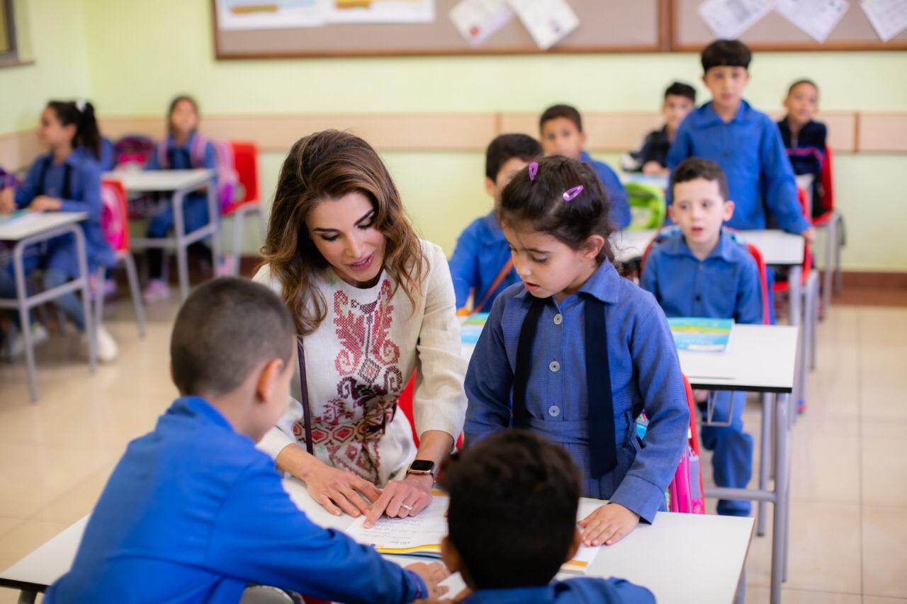 الملكة رانيا العبدالله تزور الضليل وتتفقد احدى مدارسها وبرامج الجمعية الملكية للتوعية الصحية المنفذة فيها