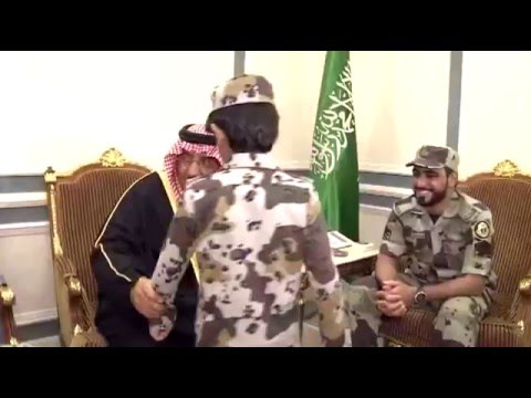 بالفيديو ..  ماذا فعل ولي العهد السعودي لهذا الطفل