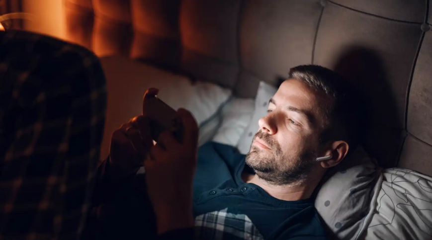 عادات يومية تُضعف جودة النوم وتؤثر على صحة القلب 