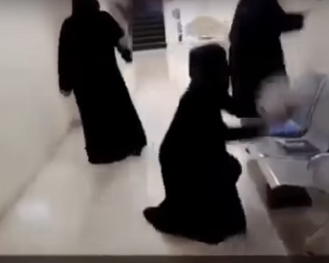 بالفيديو  ..  تعرف على الرقصة التي اثارت حالت استياء الشارع الاماراتي 