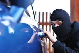 هاتف محمول يكشف سارق محتويات مركبة