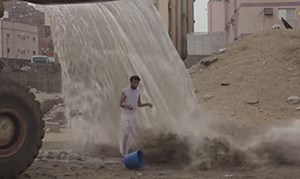 بالفيديو ..  شاب سعودي يتحدَّى "دلو الثلج" بطريقته الخاصة