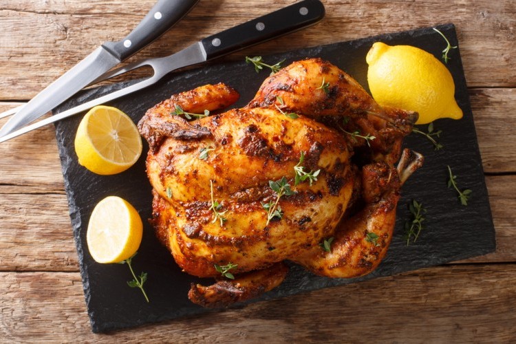 دجاج مشوي بالليمون والروزماري ..  طعمها مميز للغاية، جربيها اليوم