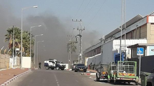 بالفيديو  ..  صاروخ من غزة يشعل حريقا بمصنع اسرائيلي