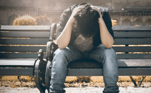 قسوة أبي جعلتني مهزوزًا وفاقدًا للثقة ..  فكيف أتجاوز ذلك؟