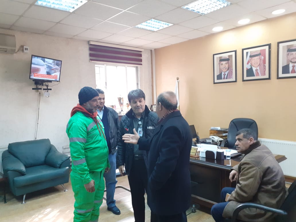 عامل وطن يعثر على مبلغ مالي كبير و هذا ما فعله  ..  تفاصيل