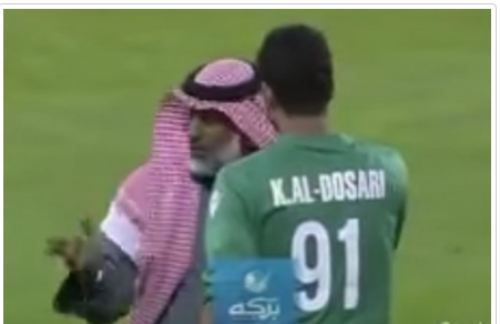 بالفيديو  .. أب يدخل الملعب لفض نزاع ابنه حارس المرمى 