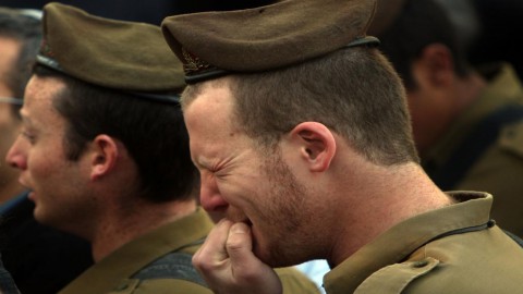 عقيد "إسرائيلي" يكشف تفاصيل "مخفية" لما جرى في 7 أكتوبر ..  ويعترف: ضباط كبار هربوا وجنود أطلقوا النار على زملائهم 