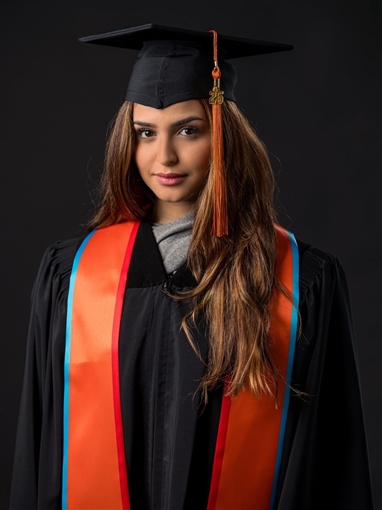 حلا الترك تحتفل بتخرجها من الجامعة بتخصص "تصميم الأزياء"