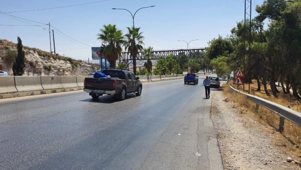 إعادة فتح طريق السلط - عمان بعد الانتهاء من تركيب جسر مشاة 