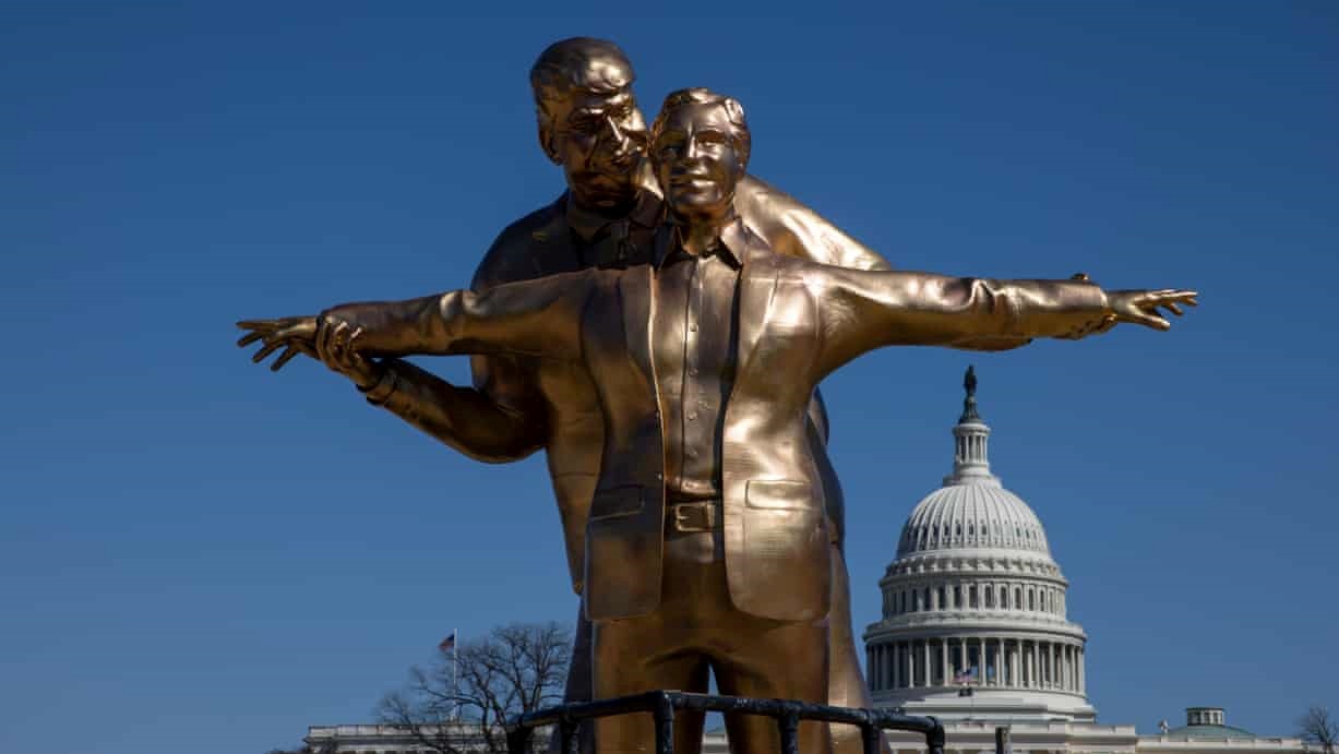 تمثال ساخر يصور ترامب وإبستين كعاشقين