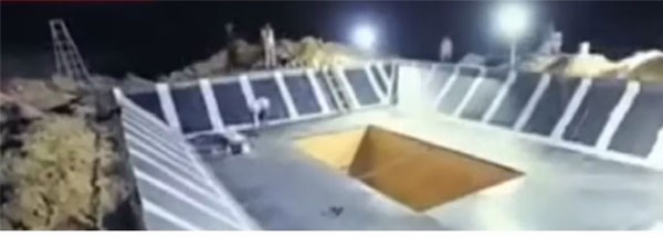 بالصور  ..  خدعة غرق سيارة رامز جلال تحت الأرض