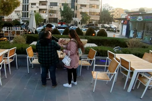 أستاذ أنت كليوم بدك تعمل قصة مع بنت عنا بالمطعم 