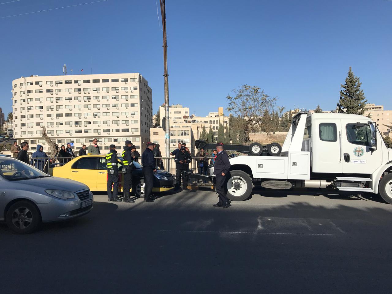 بالفيديو والصور  ..  سائقو التكسي الأصفر يعتصمون امام مجلس النواب 