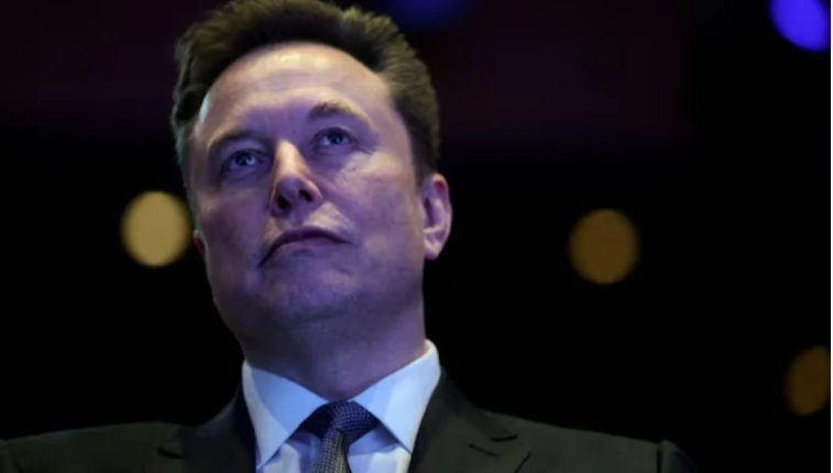 ماسك وبيزوس يتنافسان على بناء مراكز للذكاء الاصطناعي في الفضاء