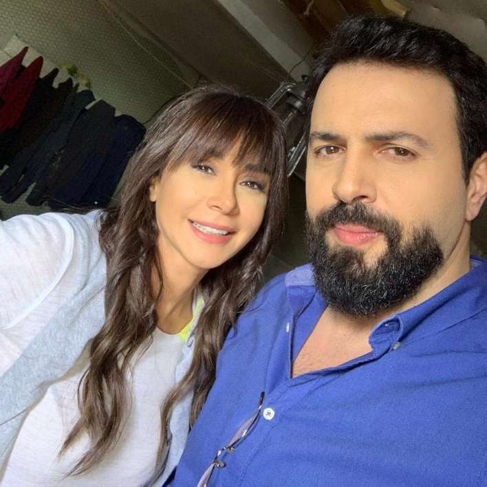 بالصور و الفيديو  ..  بعدما غازلته  ..  كيف ردّ تيم حسن على كاريس بشار و هل هذه بوادر الطلاق من وفاء الكيلاني؟