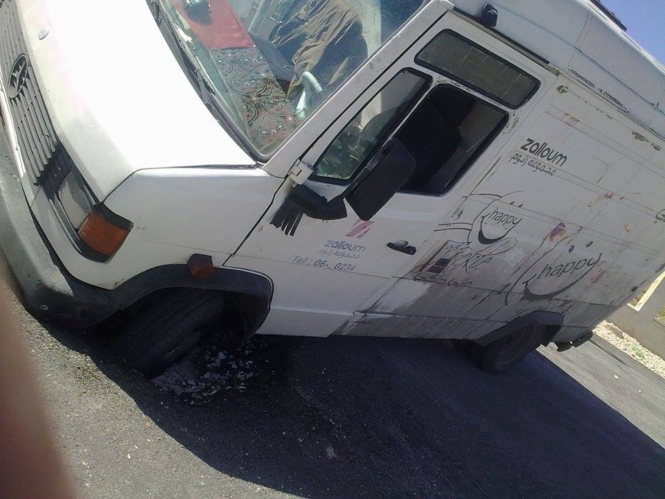 الكرك : وقوع سيارة في احدى المناهل بسبب اهمال الجهات المعنية " صور "