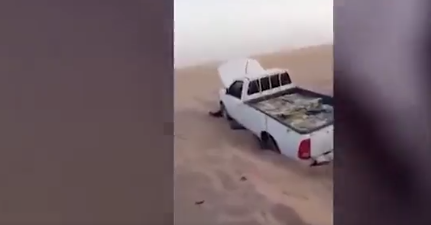 بالفيديو  .. سوداني يوثق لحظاته الأخيرة ورفيقيه قبل وفاتهم في الصحراء