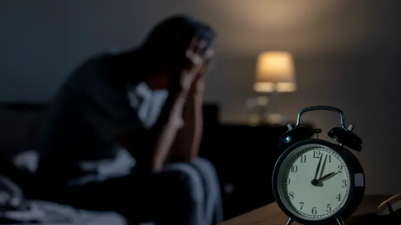 عادة بشرية قديمة ..  أسرار الاستيقاظ في الثالثة فجراً