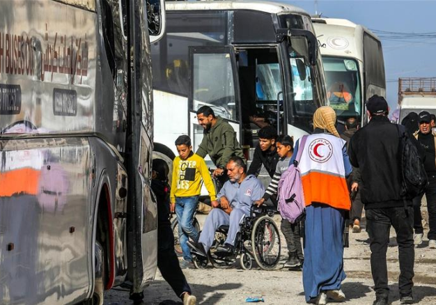 الهلال الأحمر الفلسطيني يسهل خروج 47 شخصًا من غزة عبر معبر رفح ضمن الدفعة الثامنة