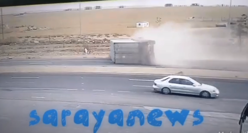 بالفيديو ..  لحظة انقلاب شاحنة على الطريق الصحراوي ونجاة مواطن على جانب الطريق من موت محقق