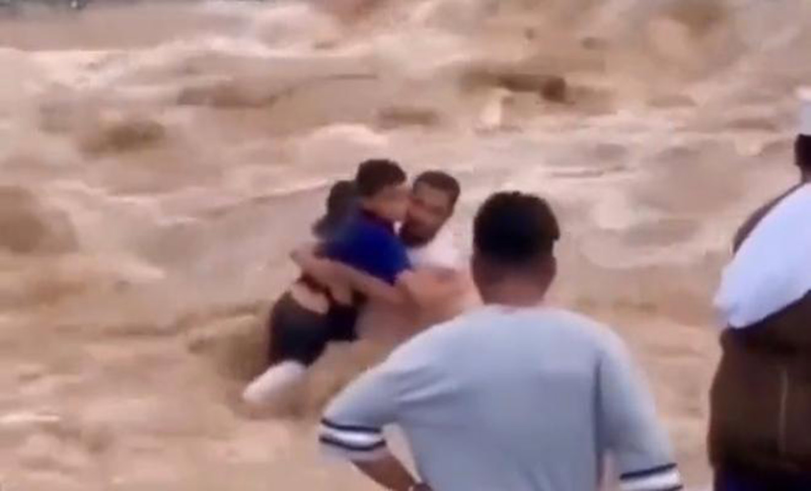 بالفيديو ..  شاب عٌماني ينقذ طفلين من سيل جارف 
