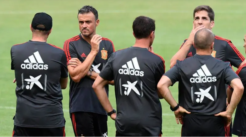 "أُقيل بسبب استخدام شات جي بي تي" ..  اتهامات تطال مدرب إسبانيا والأخير يرد