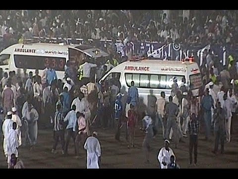 بالفيديو ..  سقوط لوحة إعلانية على الجماهير بالسودان وإصابات بالجملة