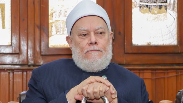 مفتي مصر السابق يوضح الحكم الشرعي للصداقة بين الشاب والفتاة  
