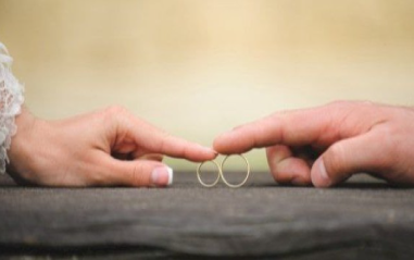 اشترطت علي أموراً لا أستطيع تحملها، هل أخطبها أم أنسحب؟