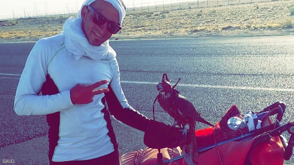 بالصور ..  شاب جزائري يعبر من باريس إلى مكة "مشياً على الاقدام"