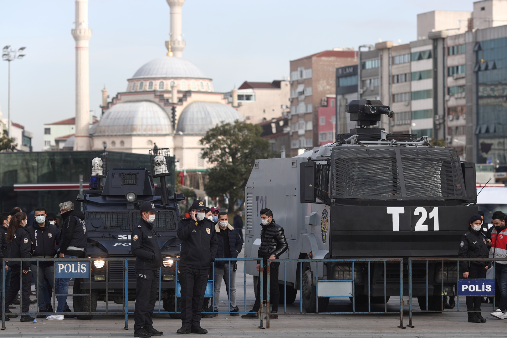 الشرطة التركية تبعد أتباع زعيم ديني عن 3 مساجد لانتهاكهم قيود كورونا