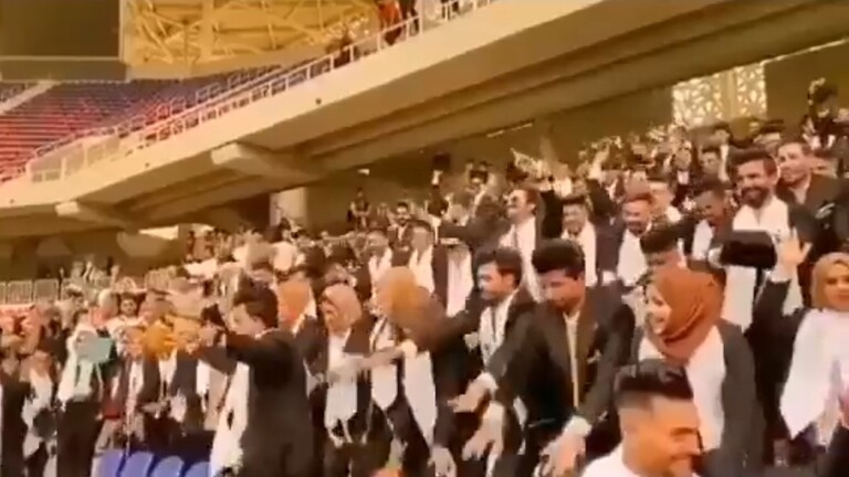 فيديو متداول لطلاب عراقيين يرقصون خلال حفل تخرجهم يثير جدلا واسعا