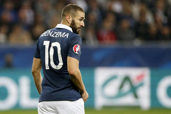 بنزيما يعزز أنباء عودته إلى المنتخب