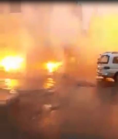 بالفيديو ..  لحظة اشتعال النيران بثلاثة مركبات في القويسمة نتيجة سقوط سلك كهرباء ذو جهد عالي عليها