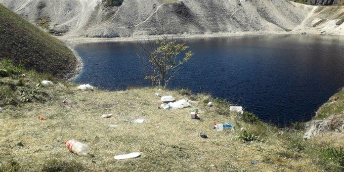 بريطاني يتحدى ويغطس في بحيرة سامة