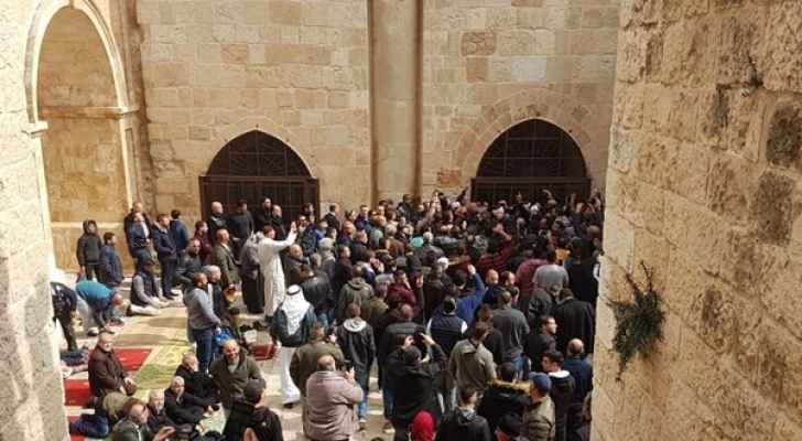 بالفيديو ..  مئات المصلين في القدس يعيدون فتح باب الرحمة أحد أبواب المسجد الأقصى لأول مرة منذ إغلاقه عام 2003 