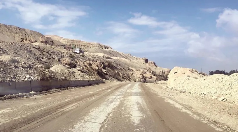 طريق الموت بين عيّ والأغوار ..  15 كيلومترًا من الإهمال منذ 30 عامًا!
