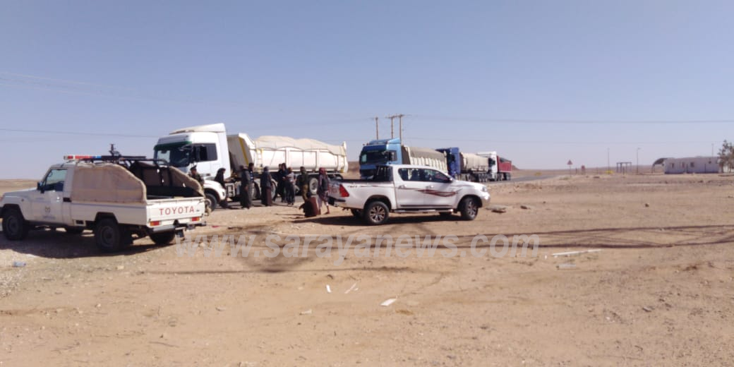 بالصور  .. شرطة البادية تمنع مرور شاحنات سلكت طريق الديسة بقرار من محافظ العقبة .. "تفاصيل"