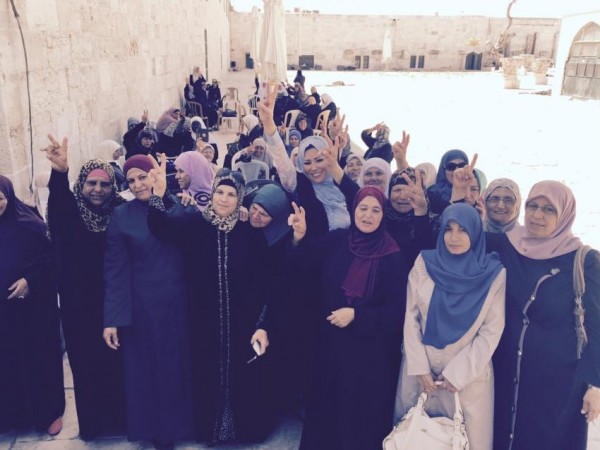 بالصور  ..  مذيعة الجزيرة "خديجة بن قنة" أول شخصية عربية تزور الأقصى في ذروة التصعيد الإسرائيلي