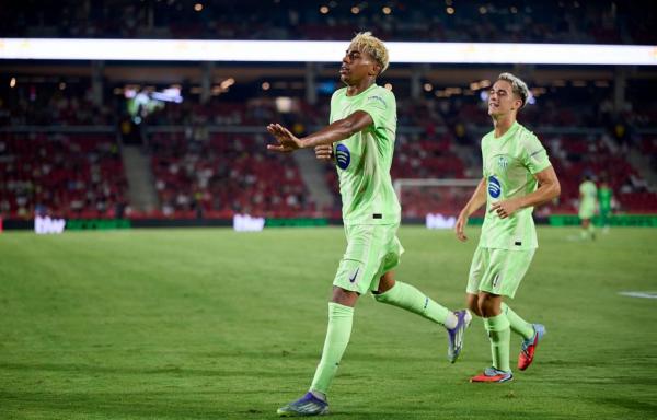 برشلونة يبدأ الدفاع عن لقب الدوري بثلاثية ساحقة