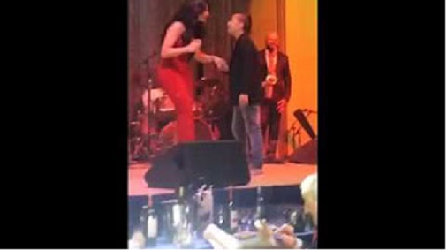بالفيديو .. احتضنته وغنت معه .. هيفاء وهبي تحرج مراهق على المسرح 