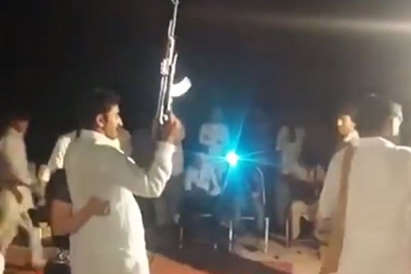 بالفيديو ..  شاب يقتل 3 أشخاص بعد ان فقد السيطرة على سلاحه