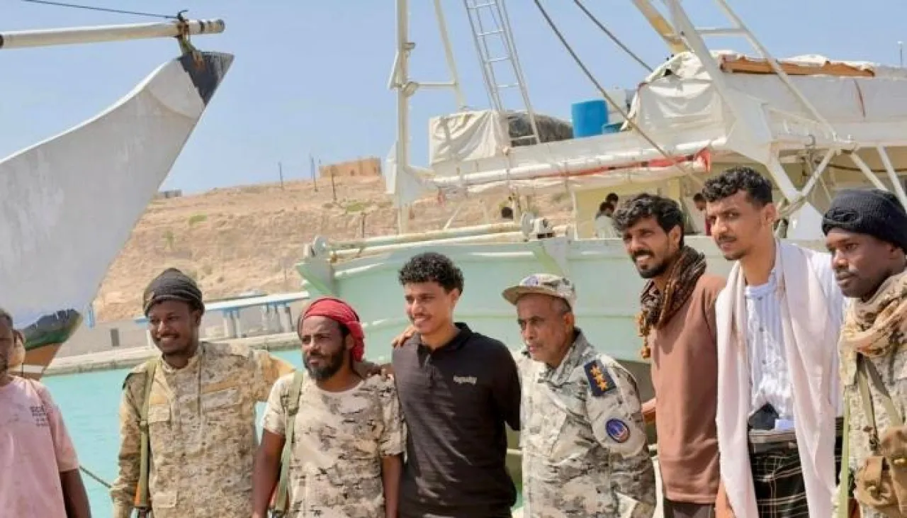 بعد 14 ساعة من البحث ..  خفر السواحل اليمنية تنقذ قاربا عرض بحر العرب
