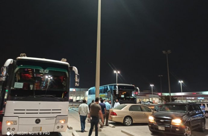 وصول أولى حافلات الأردنيين العائدين من السعودية إلى معبر "الحديثة/ العمري"  