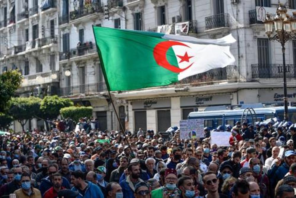آلاف الجزائريين يتظاهرون في الاسبوع الثاني من استئناف مسيرات الحراك