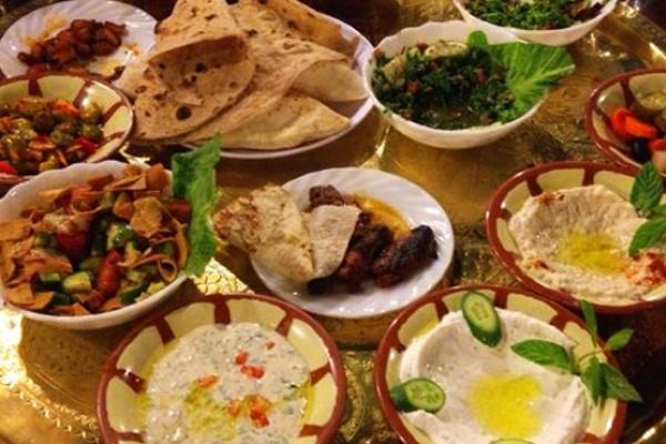 مطعم يقوم بتغريم زبائنه في حال عدم انتهائهم من طعامهم